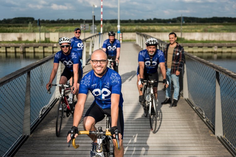 Mohamed met fietsmakkers op de brug aan het Zennegat