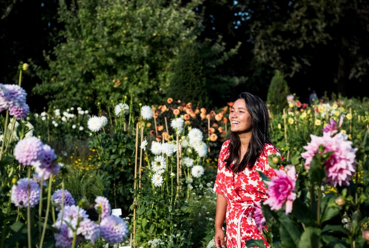 Binita staat in een bloemenveld in het Vrijbroekpark
